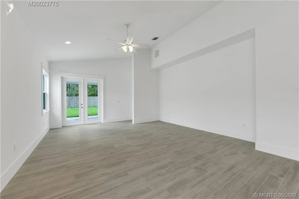 Photo of 441 SE Dolphin Drive