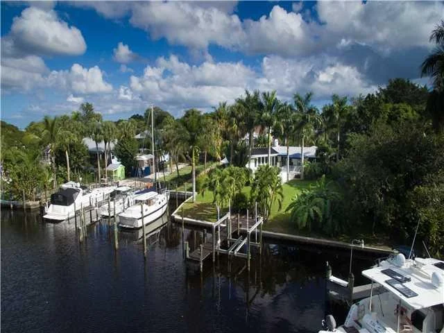 Photo of 324 SE Cardinal Way