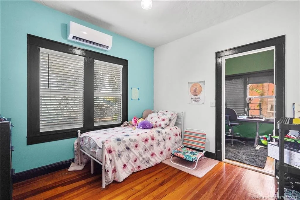 Photo of Unit 3 at 417 SE Coconut Avenue