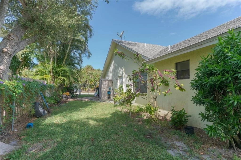 Photo of 707 SE Hibiscus Avenue