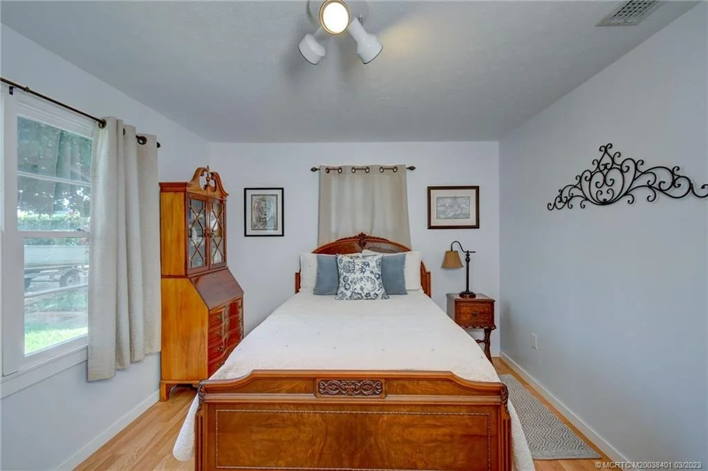 Photo of 834 SE Riverside Drive