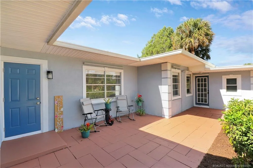 Photo of 327 SW Dyer Drive