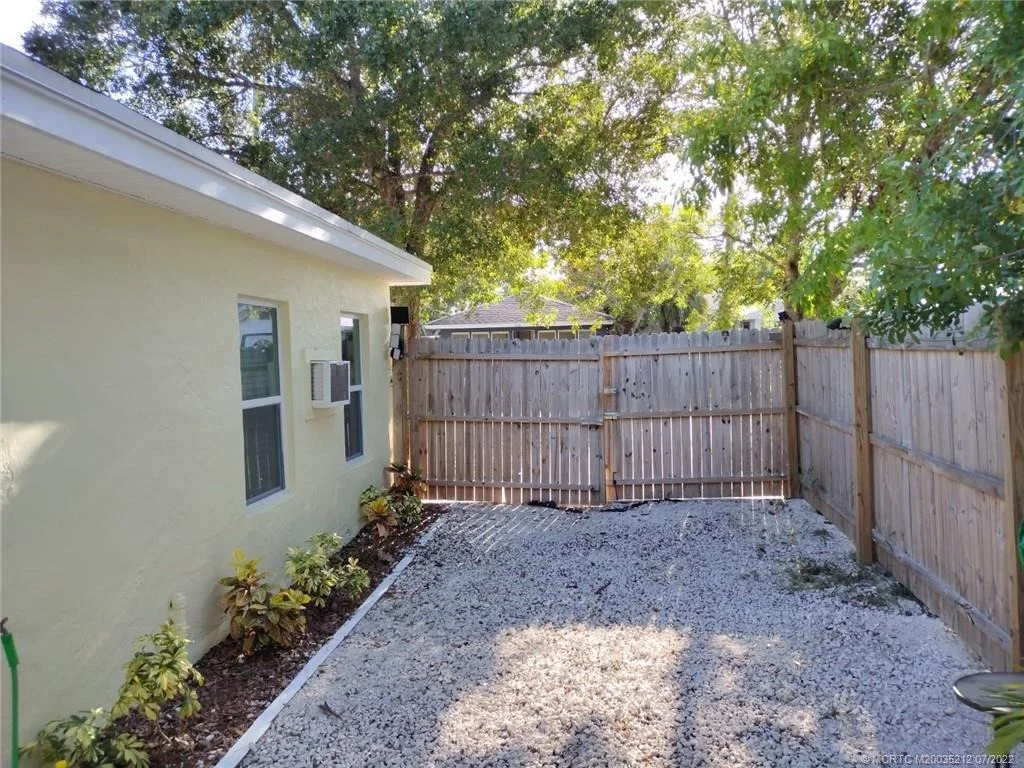 Photo of 933 SE Bahama Avenue