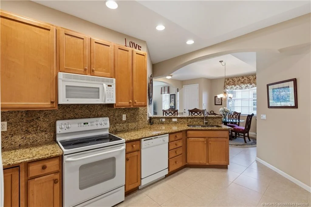 Photo of 830 NW Red Pine Way
