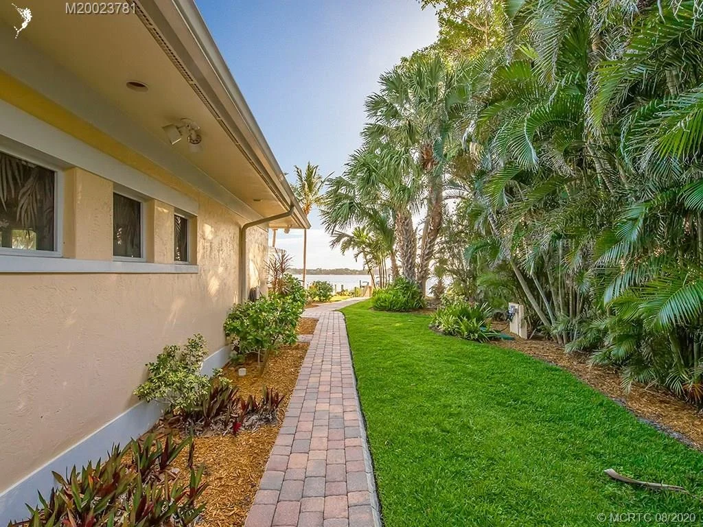 Photo of 565 SE Saint Lucie Boulevard