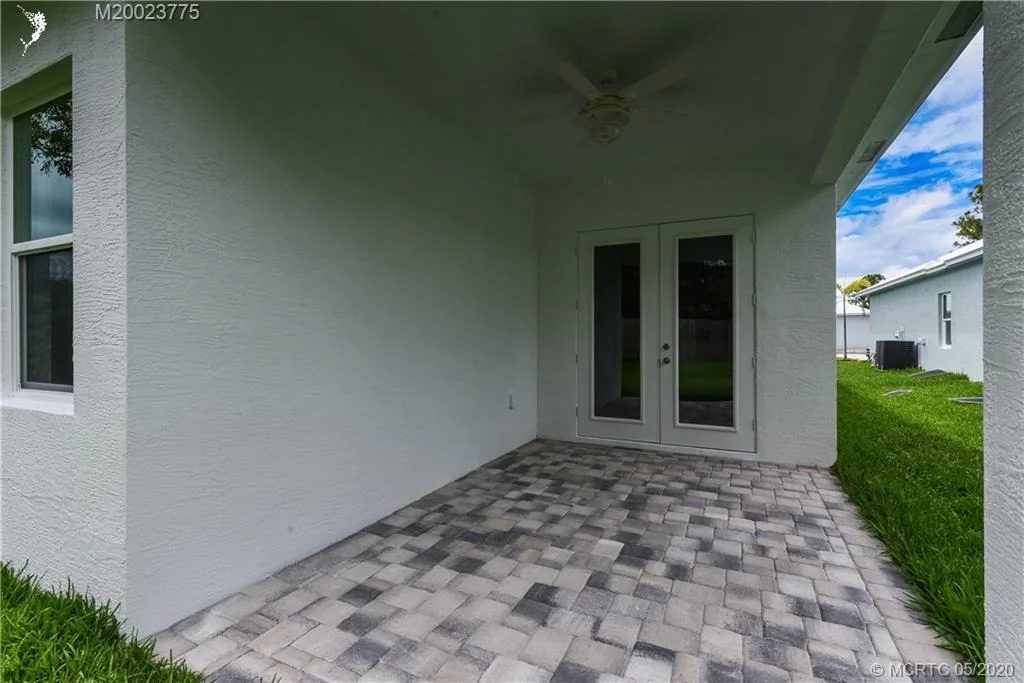Photo of 441 SE Dolphin Drive