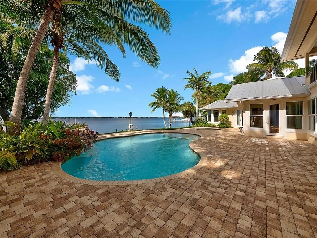 Photo of 1341 SE Riverside Drive