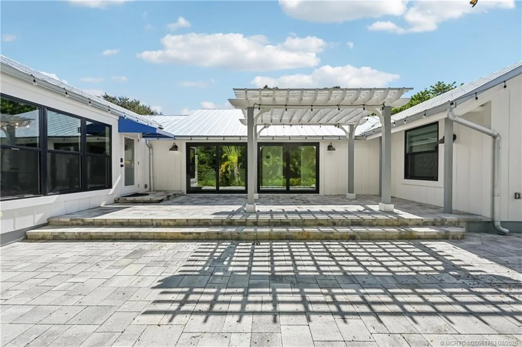 Photo of 200 SE Pelican Drive