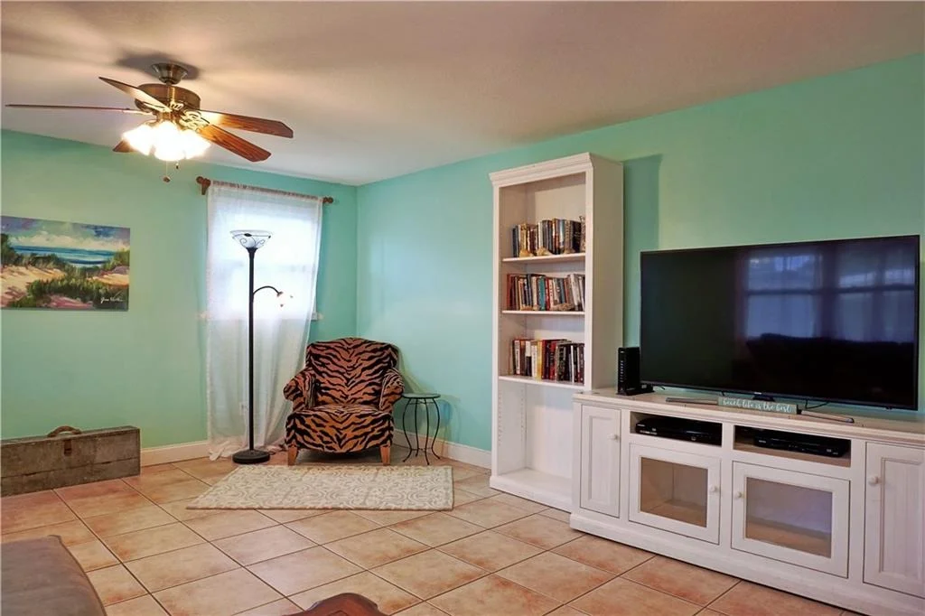 Photo of 523 SE Dolphin Drive