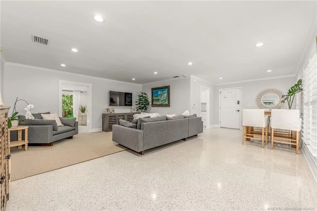 Photo of 382 SE Edgewood Drive