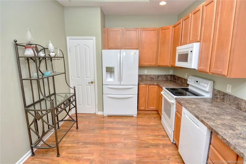 Photo of 730 NW Red Pine Way