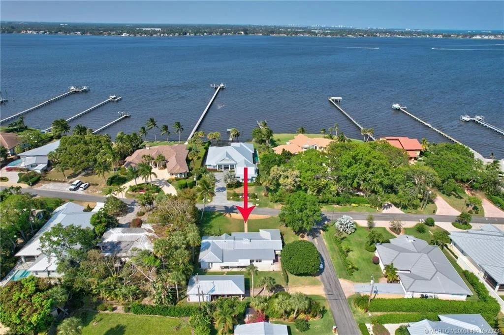 Photo of 834 SE Riverside Drive