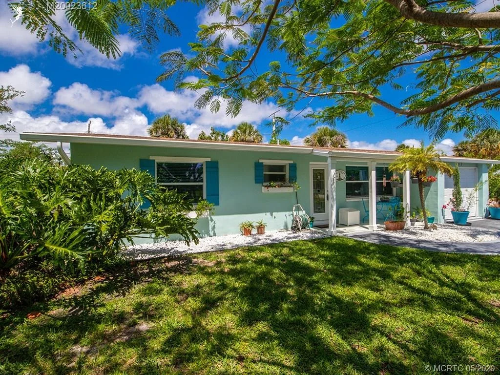Photo of 702 SE Dolphin Drive