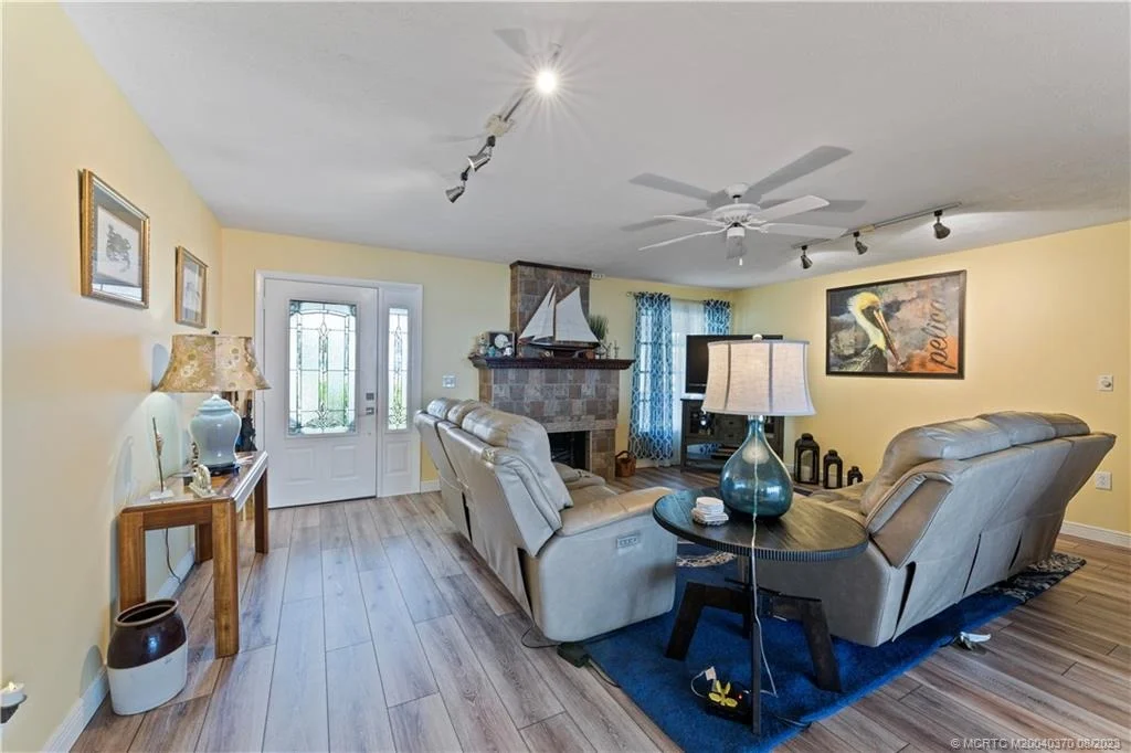 Photo of 711 NW Sunset Drive