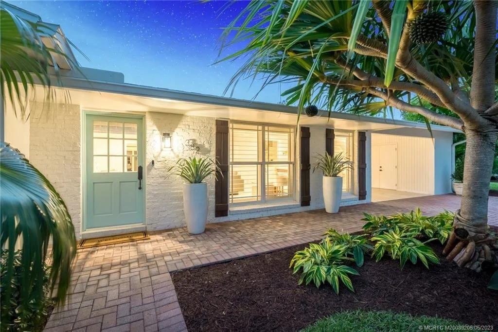 Photo of 382 SE Edgewood Drive