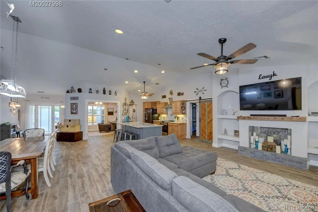 Photo of 320 SE Pelican Drive