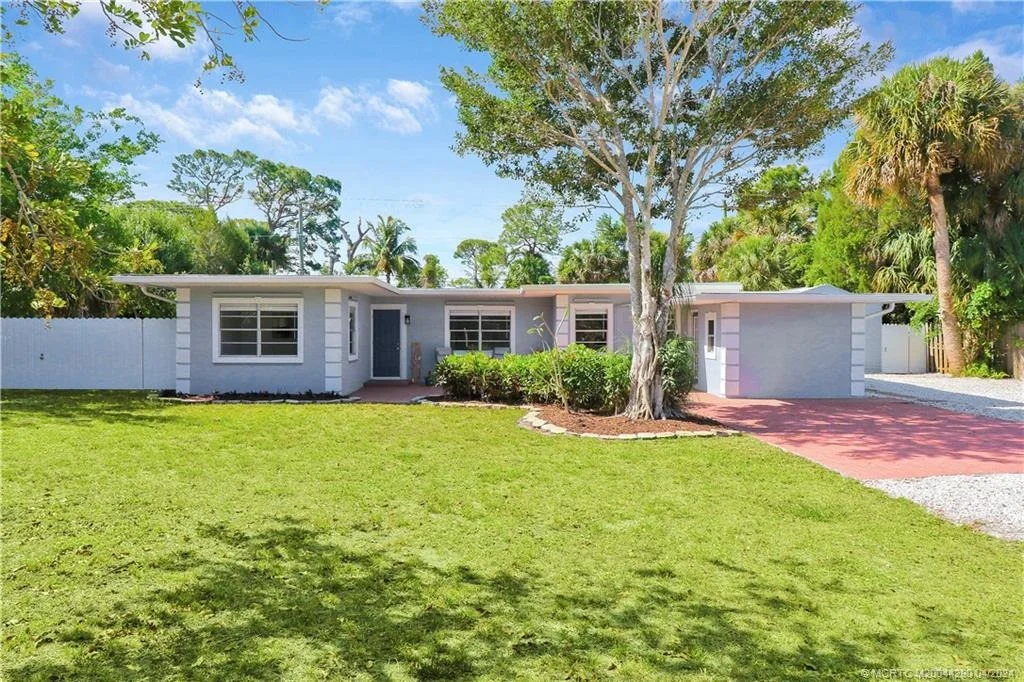 Photo of 327 SW Dyer Drive