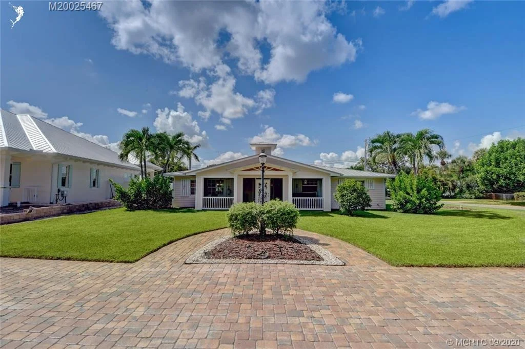 Photo of 904 SE Riverside Drive