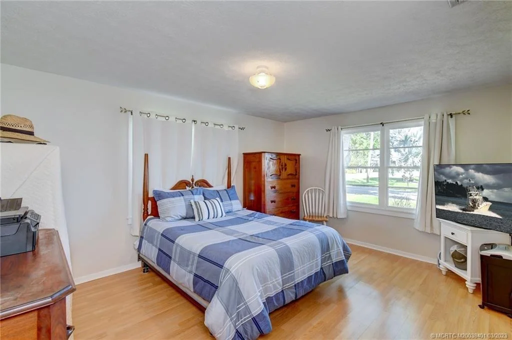 Photo of 834 SE Riverside Drive