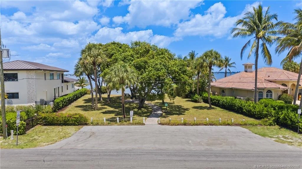 Photo of 818 SE Riverside Drive