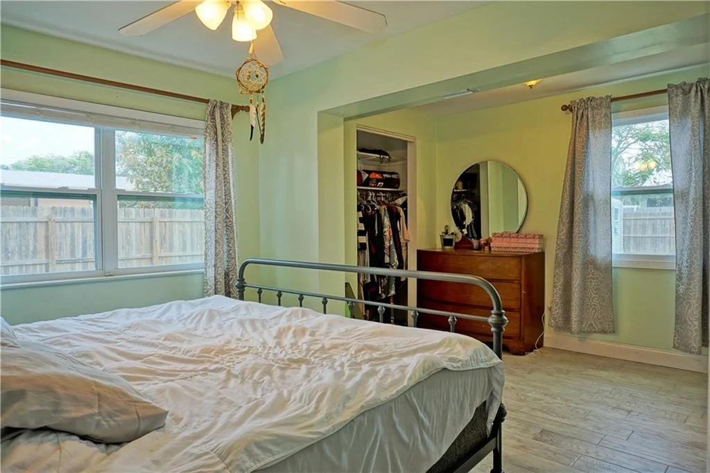 Photo of 523 SE Dolphin Drive