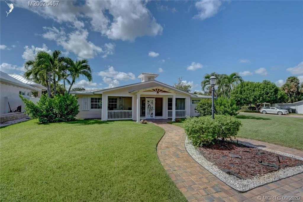 Photo of 904 SE Riverside Drive