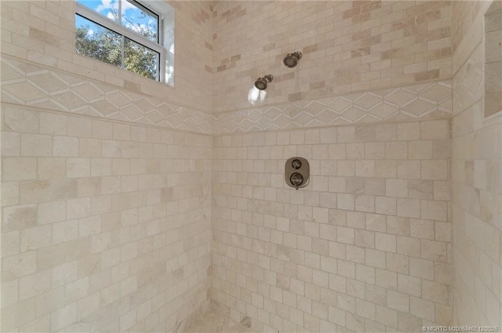 Photo of 1002 SE Riverside Drive