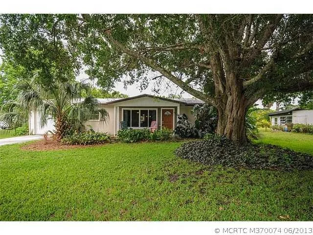 Photo of 803 SE Dolphin Drive