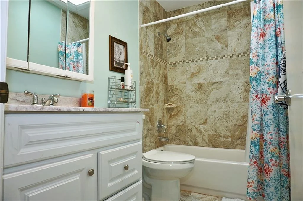 Photo of 523 SE Dolphin Drive