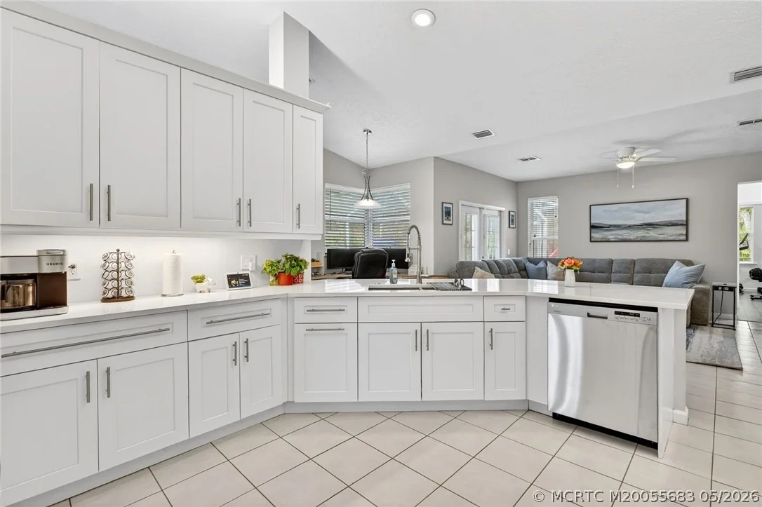 Photo of 671 SE Pin Oak Terrace