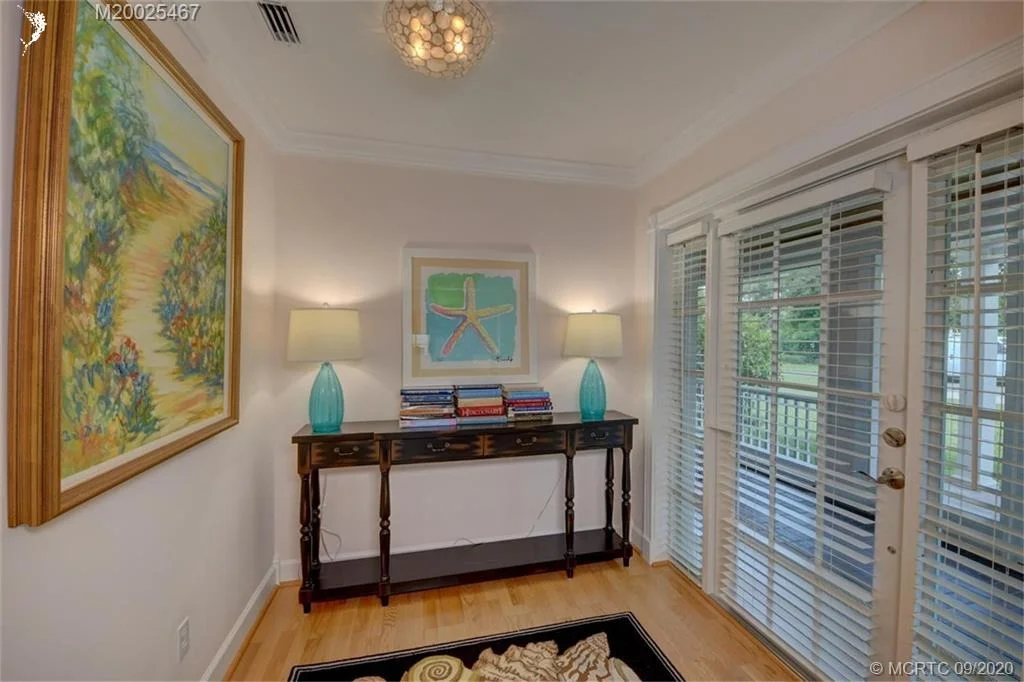 Photo of 904 SE Riverside Drive