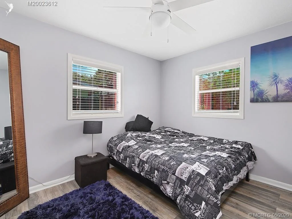 Photo of 702 SE Dolphin Drive