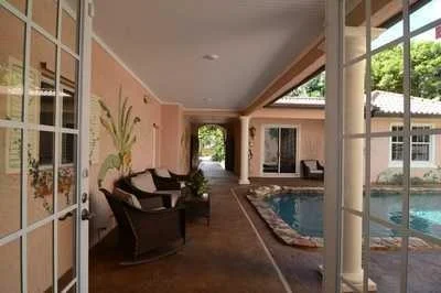 Photo of 931 SE Riverside Drive