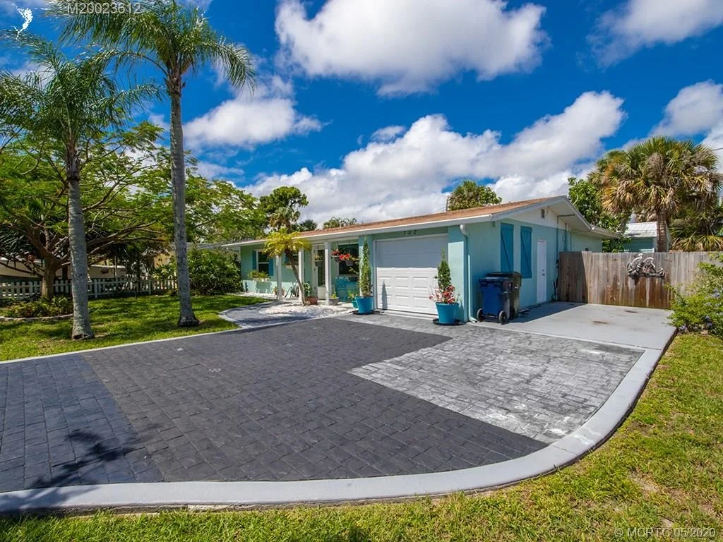 Photo of 702 SE Dolphin Drive