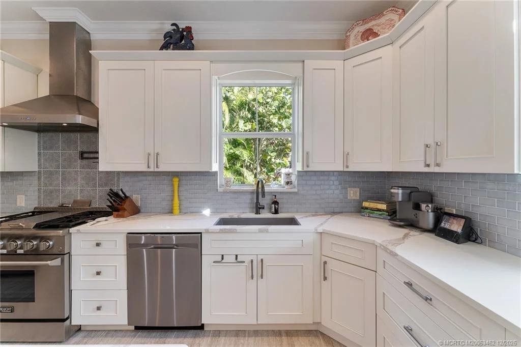 Photo of 1002 SE Riverside Drive