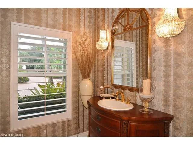 Photo of 825 SE Riverside Drive