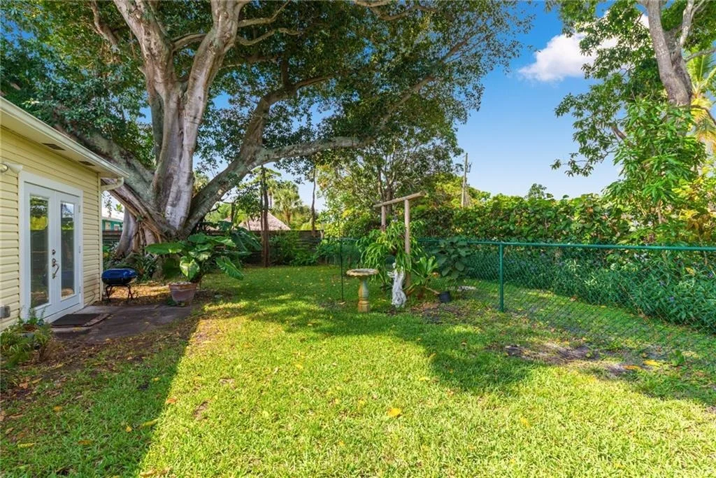 Photo of 710 SE Hibiscus Avenue