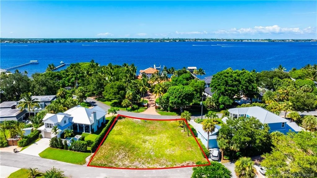 Photo of 932 SE Riverside Drive