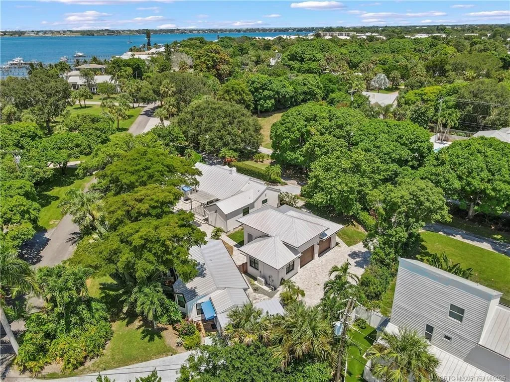 Photo of 200 SE Pelican Drive