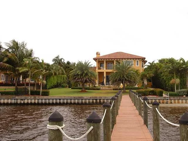 Photo of 705 SE RIVERSIDE Drive