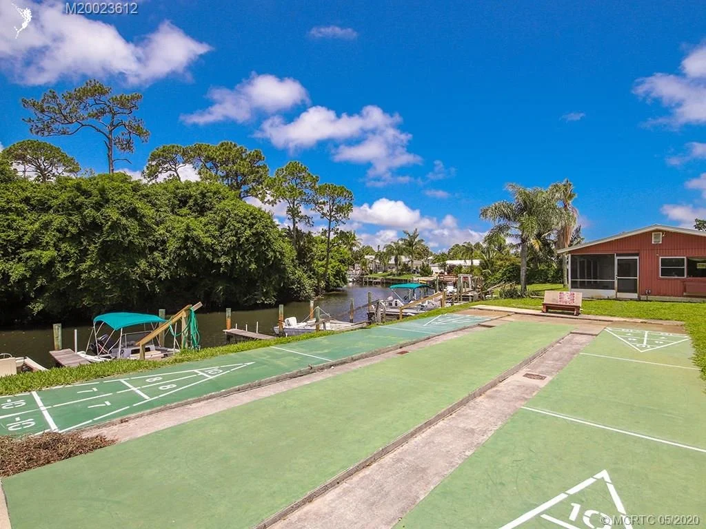 Photo of 702 SE Dolphin Drive