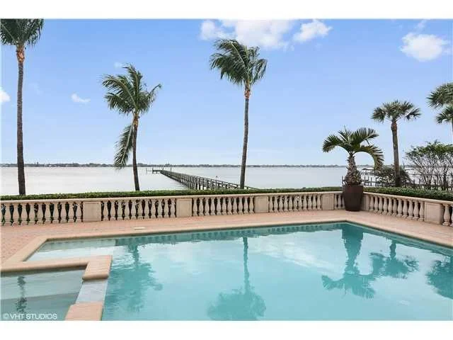 Photo of 825 SE Riverside Drive
