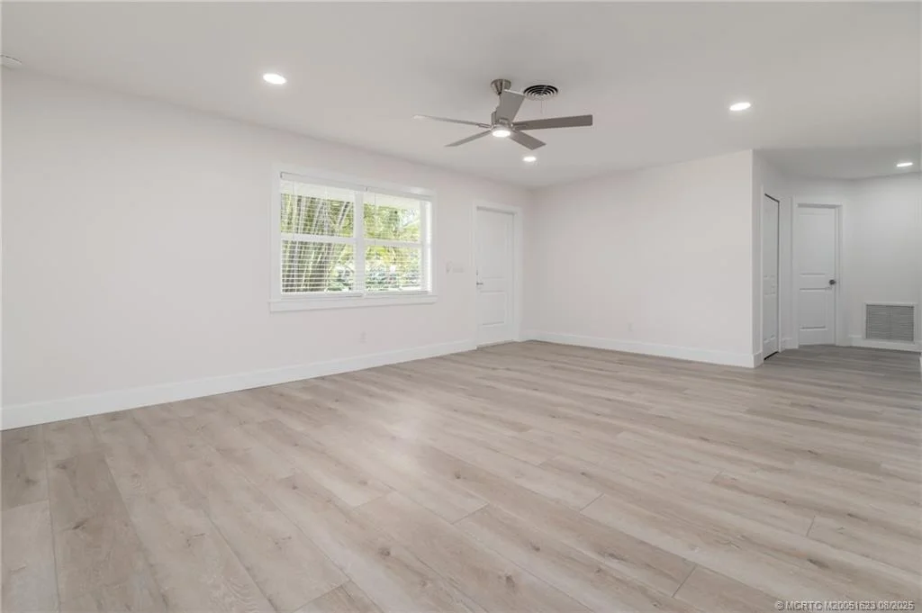 Photo of 1030 SE Dolphin Drive