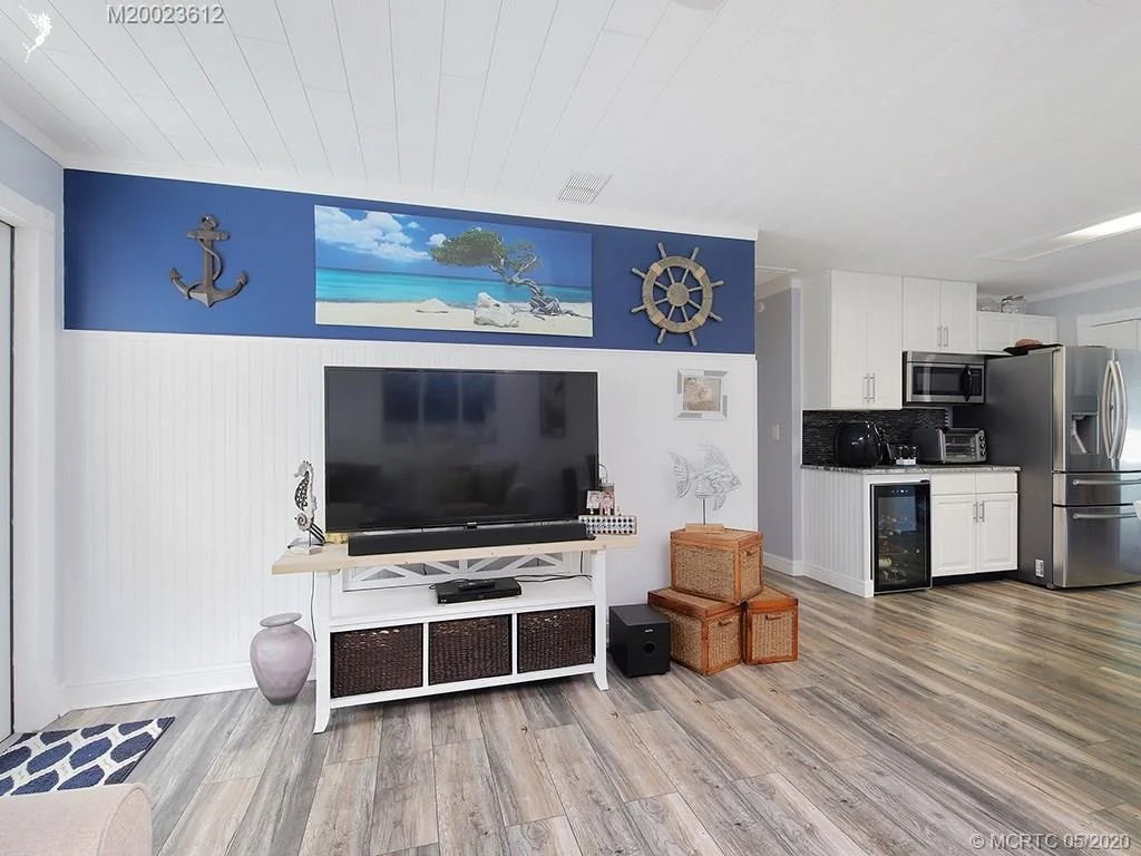 Photo of 702 SE Dolphin Drive