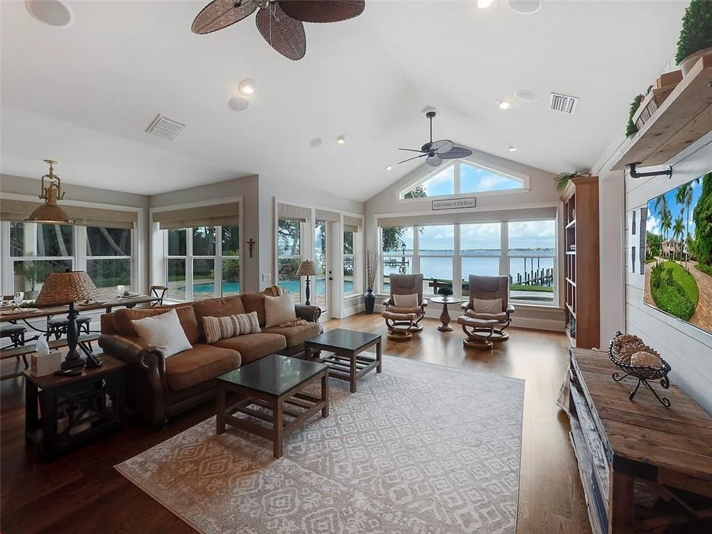 Photo of 1341 SE Riverside Drive