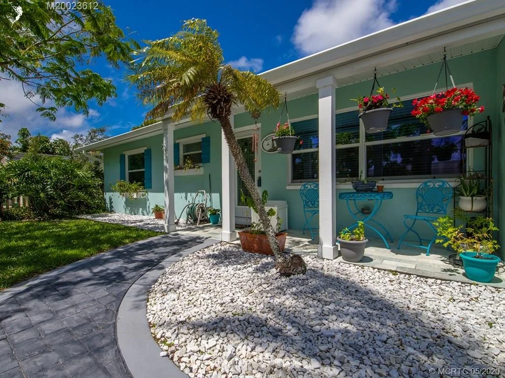 Photo of 702 SE Dolphin Drive