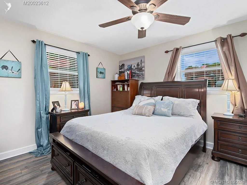 Photo of 702 SE Dolphin Drive