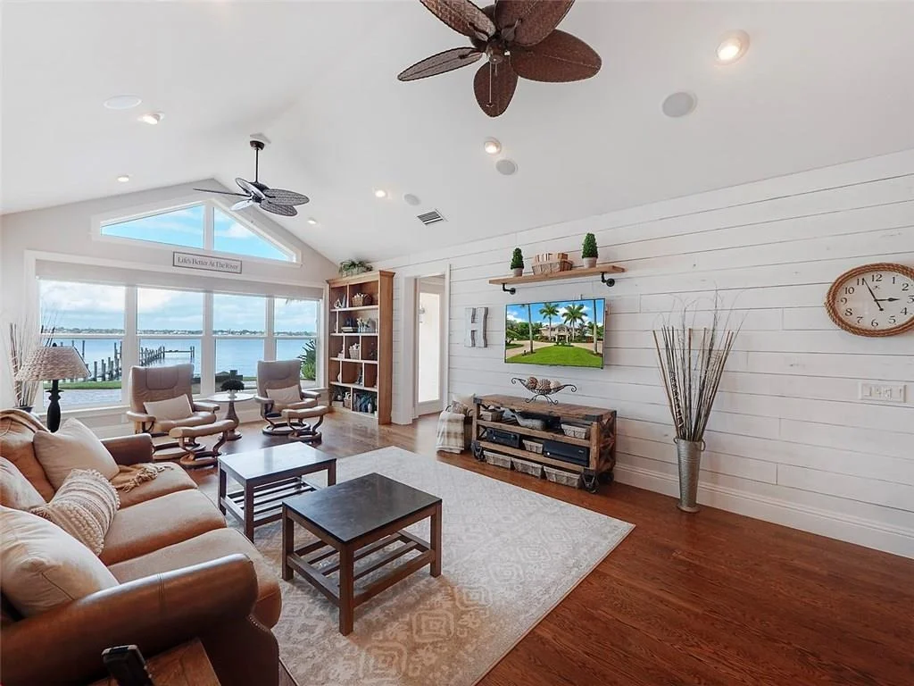 Photo of 1341 SE Riverside Drive