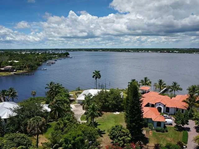 Photo of 637 SW Overlook Drive