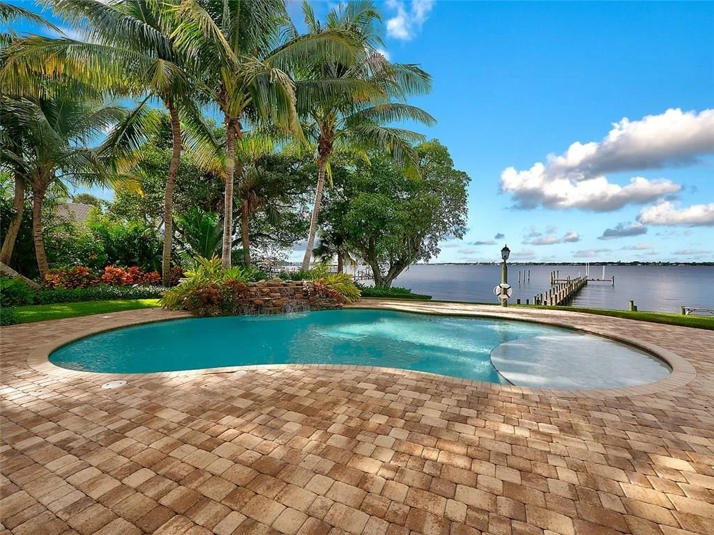 Photo of 1341 SE Riverside Drive